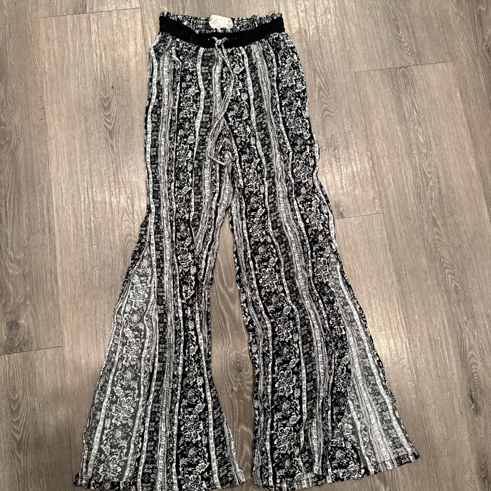 Mudd Black and White Floral Wide Leg Pants